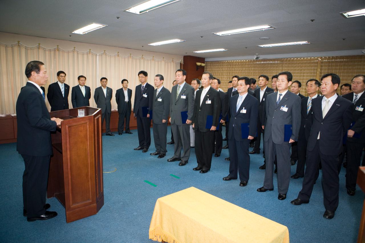 사령장을 받은 직원들과 단상에 서계시는 문동신 시장님의 모습