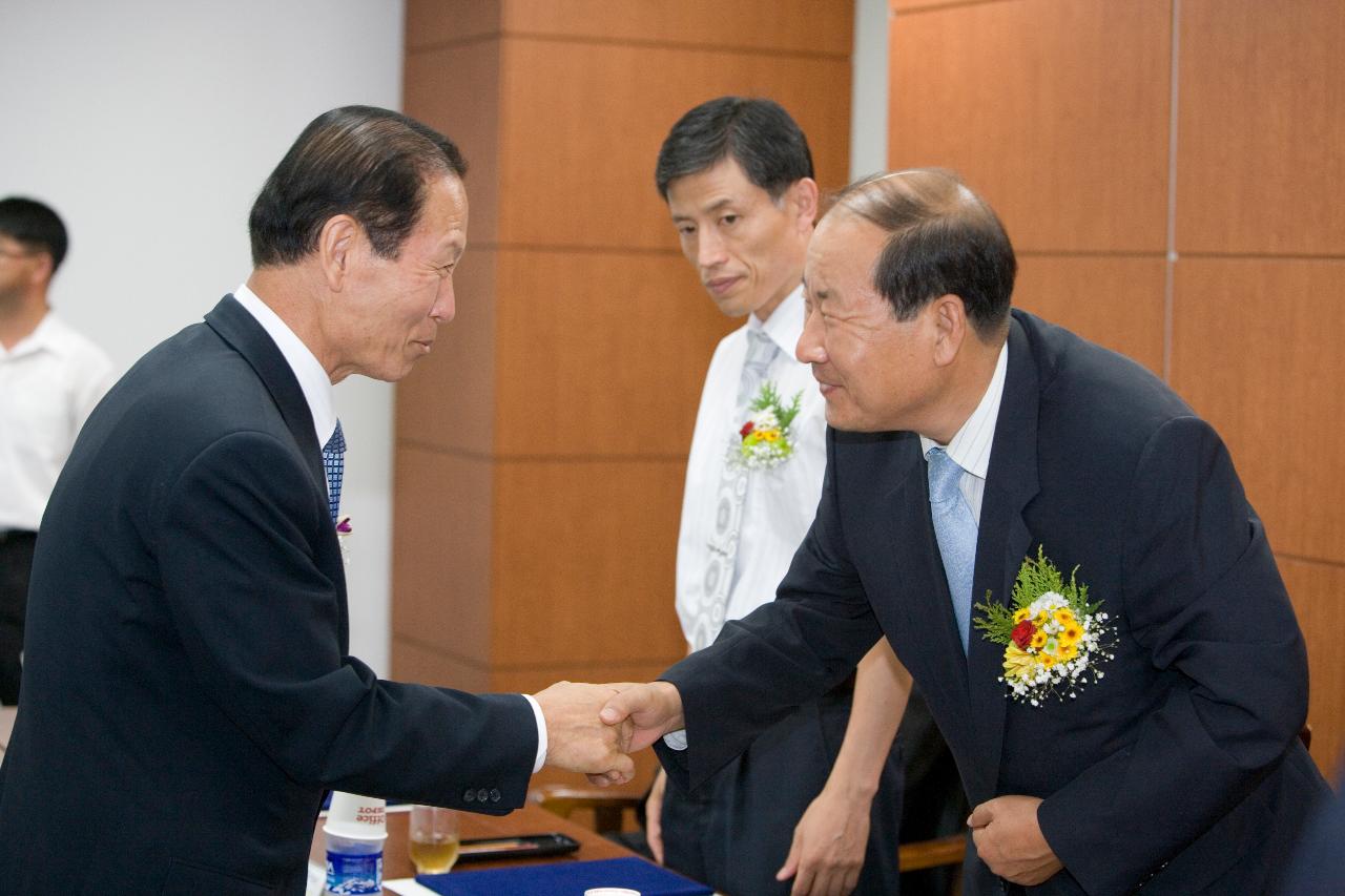 군장산단입주기업 투자협약식 참석한 기업대표들과 악수하시는 문동신 시장님2