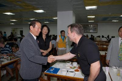 사랑의 집짓기 건축행사장에 온 외국인과 악수하시는 문동신 시장님1