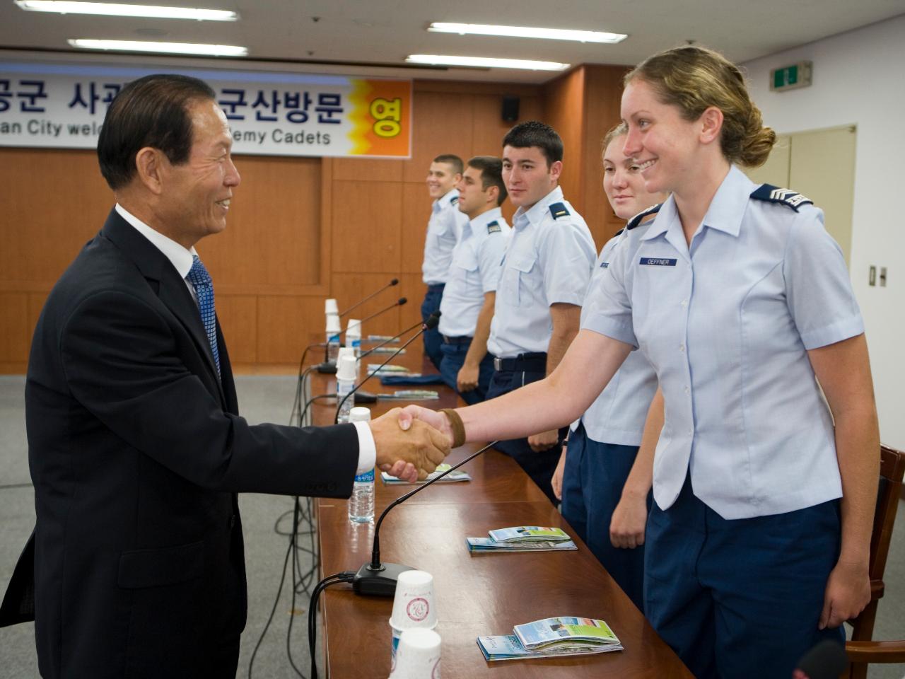 방문한 미공군 사관생도와 악수하시는 문동신 시장님2