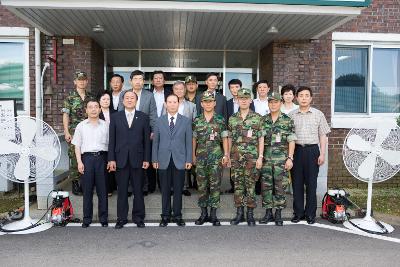 106연대 방문 기념 대표들과 사진찍으신 문동신 시장님2