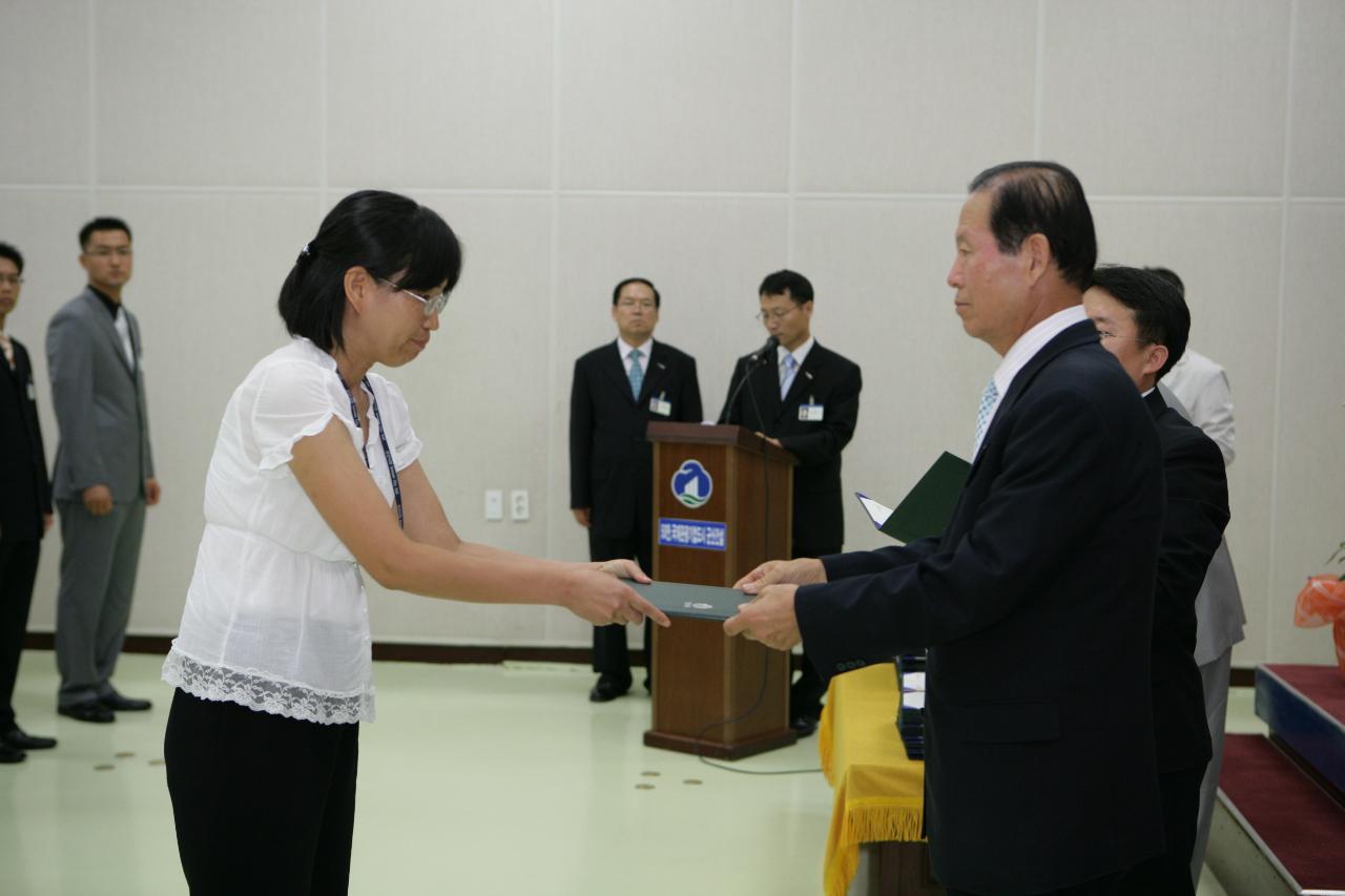 사령장을 교부하시는 문동신 시장님14