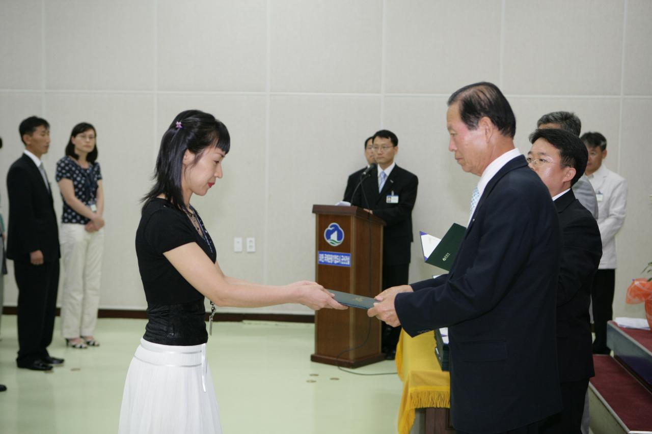 사령장을 교부하시는 문동신 시장님10