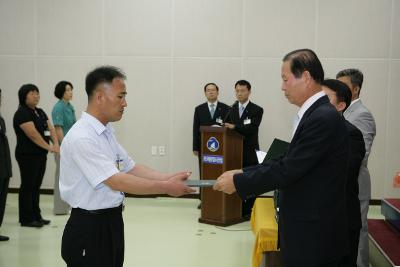 사령장을 교부하시는 문동신 시장님2