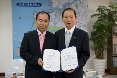 기탁증서를 펼쳐들고 기념사진 찍으신 하이원골프장대표님과 문동신 시장님