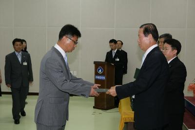 사령장을 교부하시는 문동신 시장님11