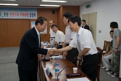 핵융합센터 관계자들과 악수하며 인사하시는 문동신 시장님