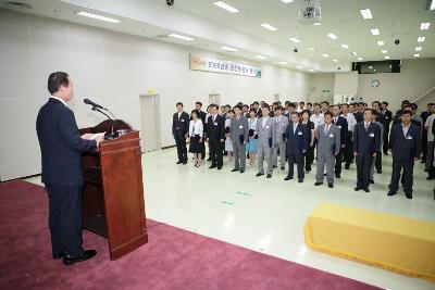 사령장을 받은 직원들과 단상에 서계신 문동신 시장님2