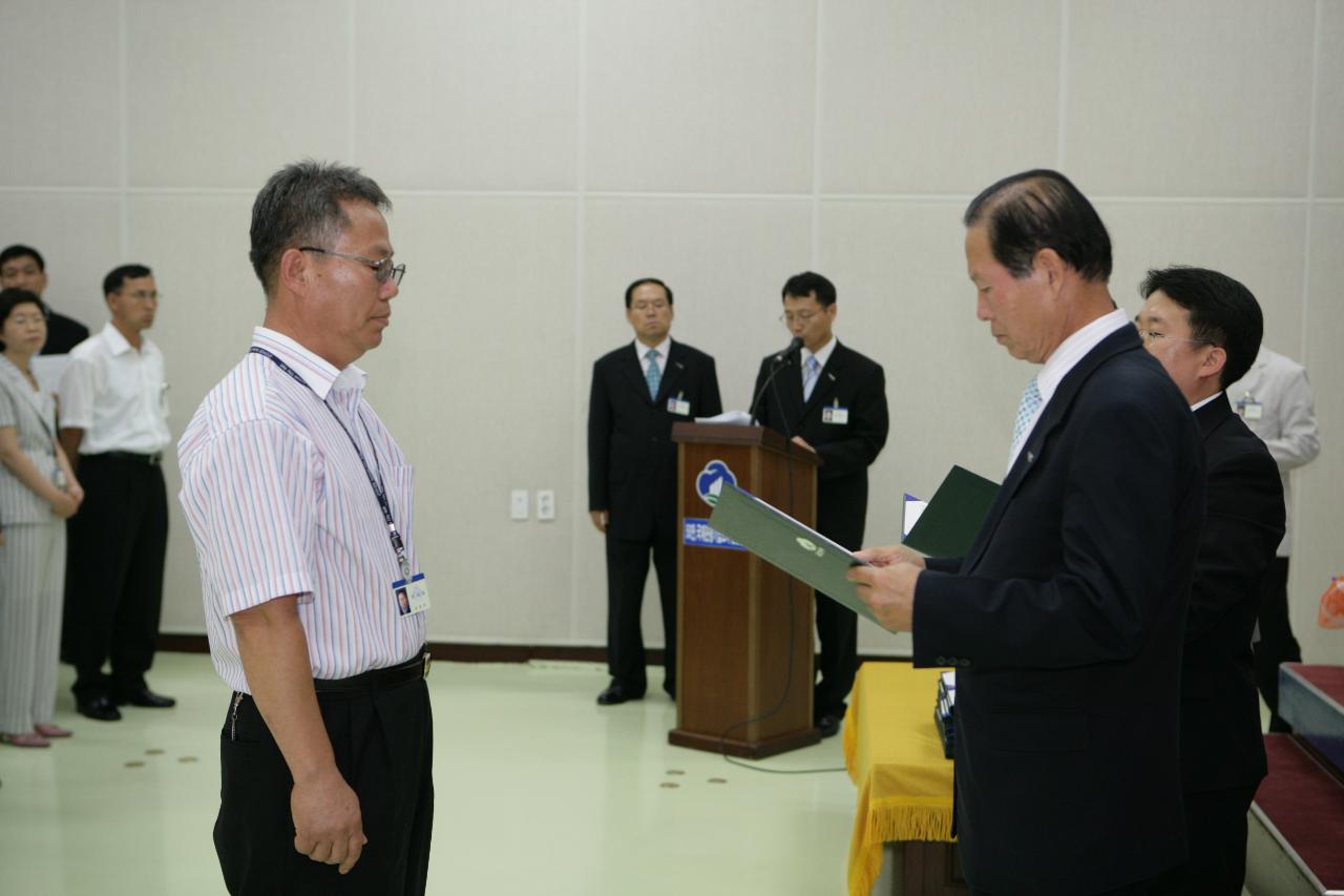 사령장을 교부하시는 문동신 시장님2