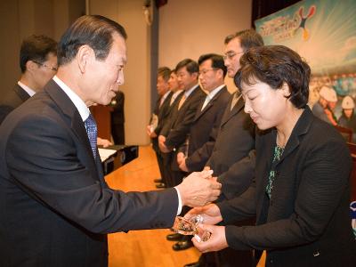 상패를 수여하시고 직원과 악수하시는 문동신 시장님7