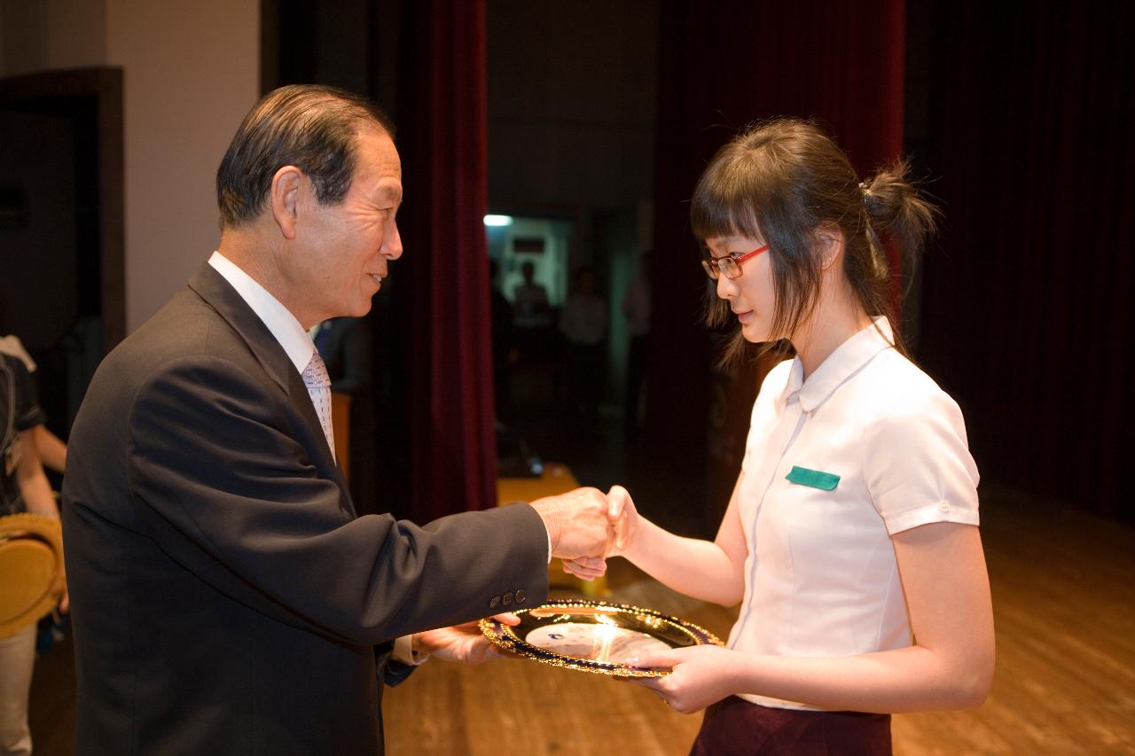 상장을 수여하고 악수를 하시는 문동신 시장님5