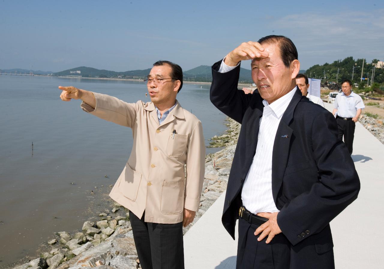 직원의 설명을 들으시며 직원이 가리키는 곳을 바라보시는 문동신 시장님