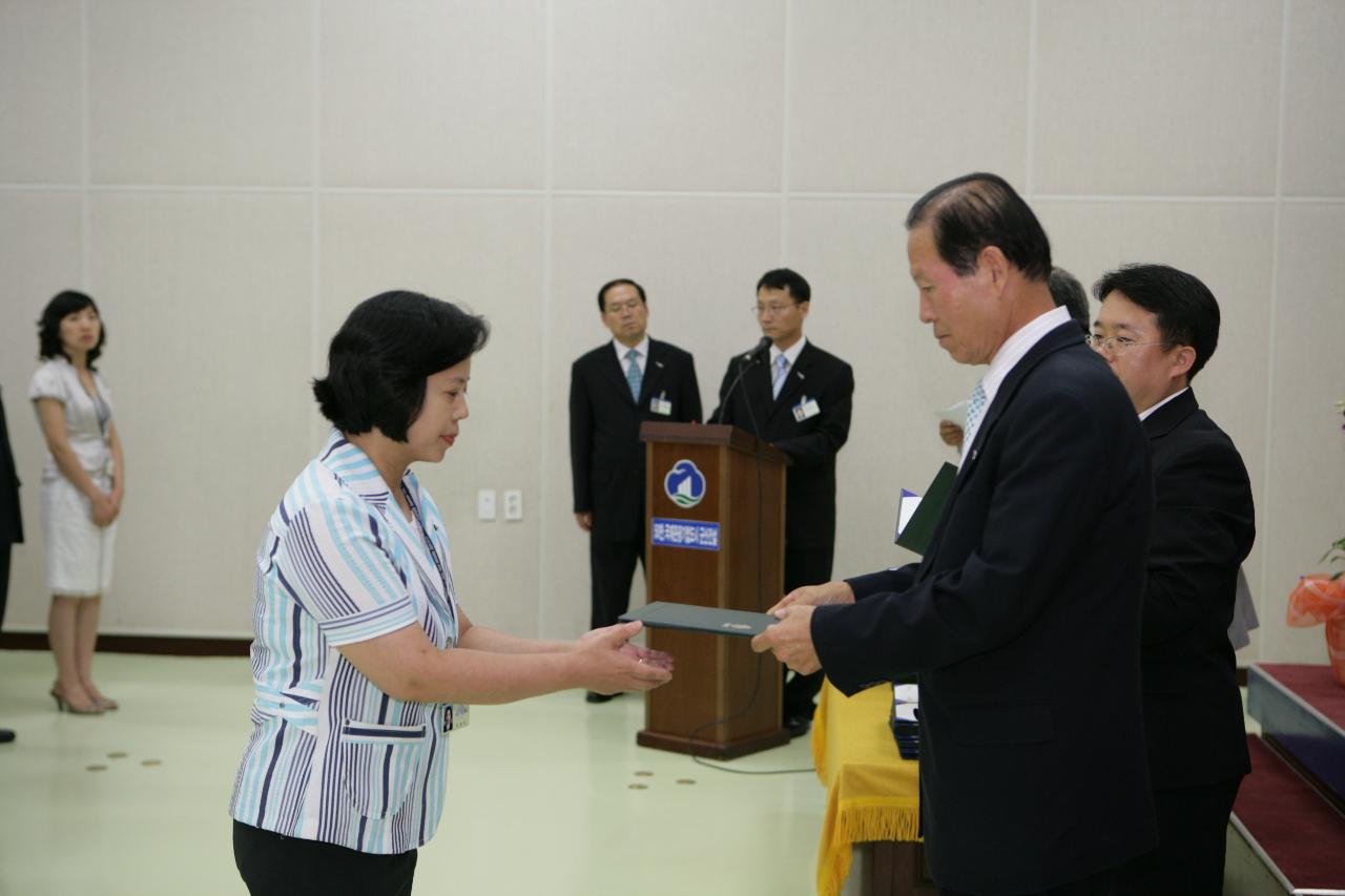 사령장을 교부하시는 문동신 시장님3