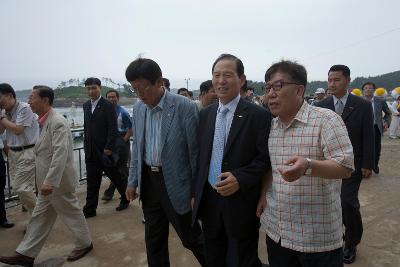 선유도 주민과 대화하며 선착장을 나오시는 문동신 시장님1