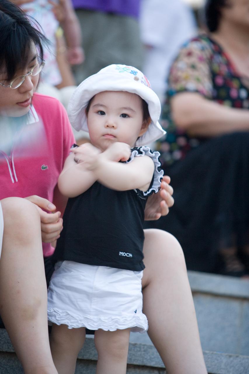 공연을 보러온 엄마와 아이의 모습2