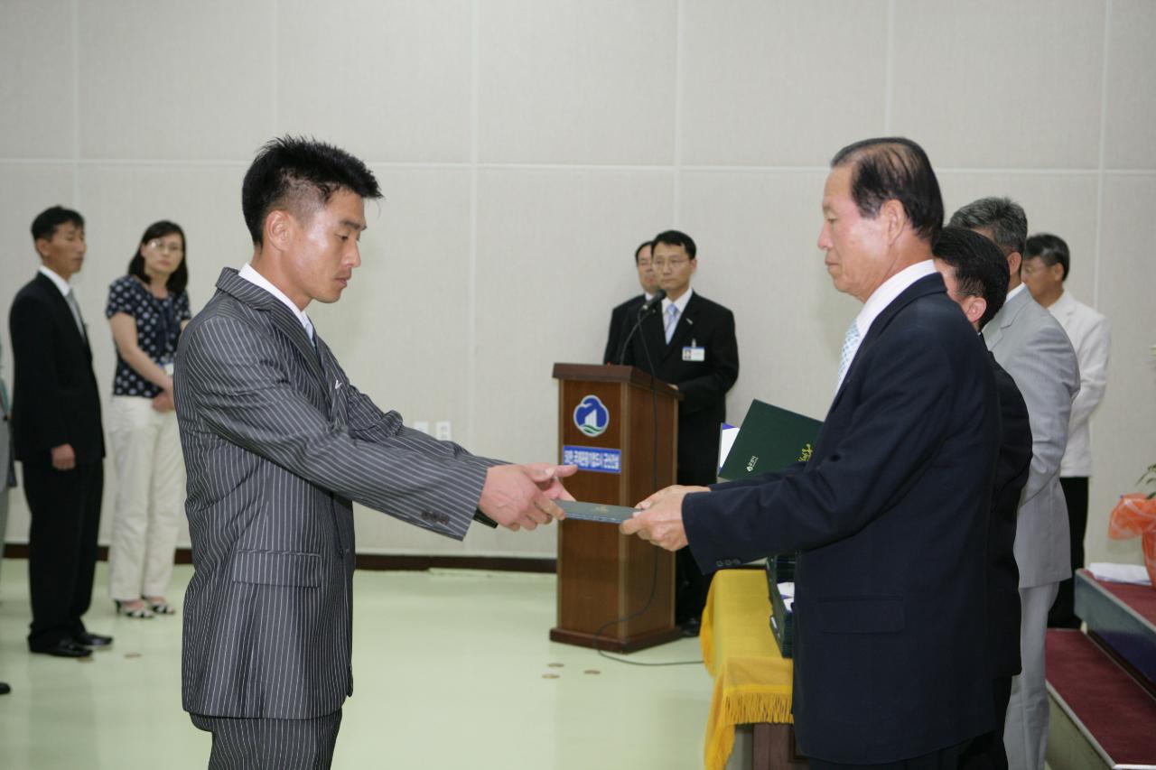 사령장을 교부하시는 문동신 시장님11