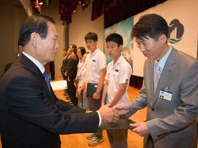 상장을 수여하시고 직원과 악수하시는 문동신 시장님