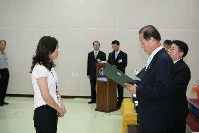 사령장을 교부하시는 문동신 시장님1