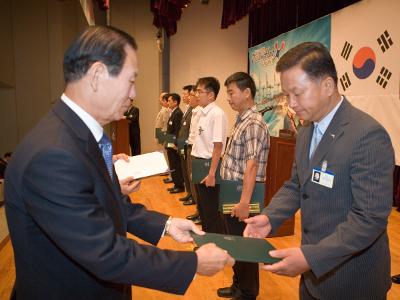 상장을 수여하시는 문동신 시장님