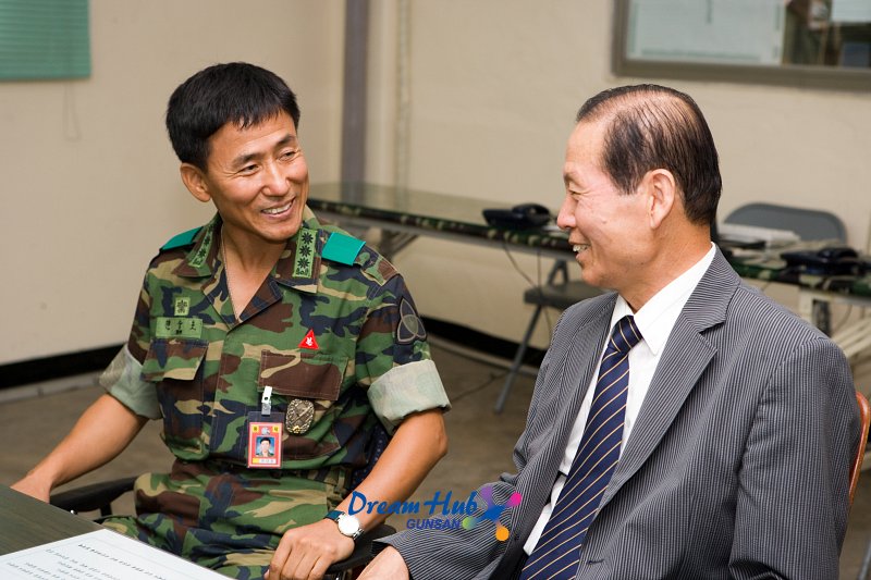 106연대 군인대표와 대화하시는 문동신 시장님1
