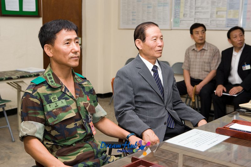 앞에 나오는 화면을 보시는 문동신 시장님과 106연대 군인 대표