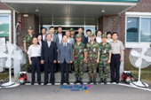 106연대 방문 기념 대표들과 사진찍으신 문동신 시장님2사진(00002)