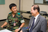 106연대 군인대표와 대화하시는 문동신 시장님1사진(00003)