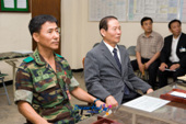 앞에 나오는 화면을 보시는 문동신 시장님과 106연대 군인 대표사진(00004)