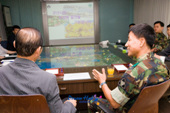 프레젠테이션 화면을 보며 106군인 대표의 설명을 들으시는 문동신 시장님사진(00010)