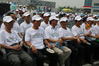 기네스 단체티와 모자를 쓰고 관객석 맨 앞자리에 앉아계신 문동신 시장님과 관계자들2