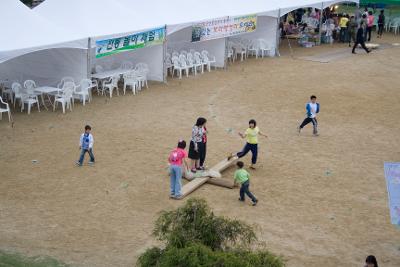 널뛰기를 하는 관광객들1