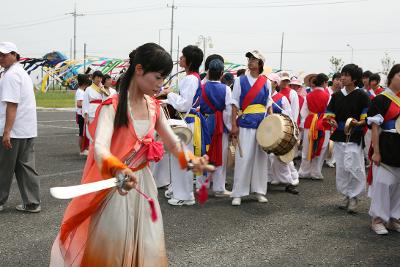 락페스티발 공연을 연습하는 여성공연가와 준비중인 사물놀이패4