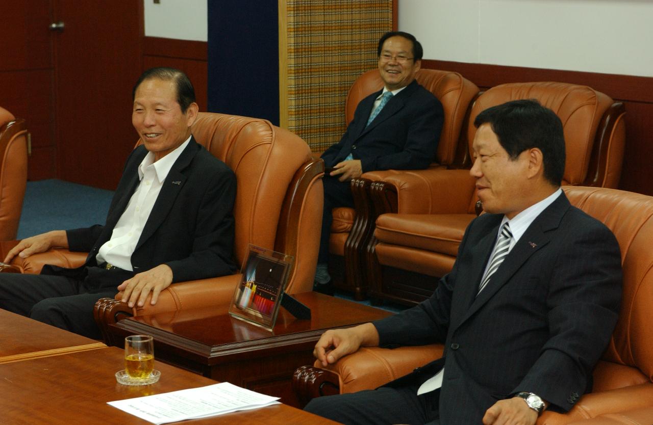 위촉장수여식에서 자리에 앉아 말씀하며 웃고 계시는 시장님과 부시장님2