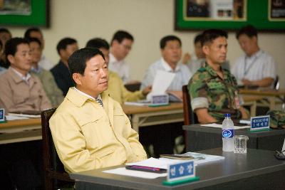 자리에 앉아 영상을 보고 계신 관련인사들과 부시장님