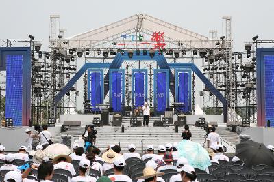 무대에서 락페스티발 축사를 하시는 문동신 시장님과 관객석의 모습2