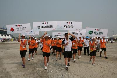 말을 들고 행진하고있는 자원봉사자들2