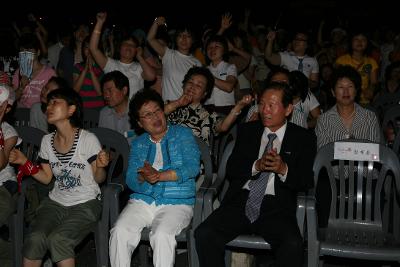 일어나서 응원하시는 시민들과 앉아서 박수치시는 문동신 시장님 부부