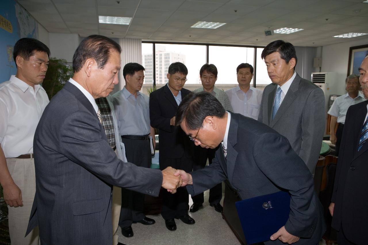 사령장을 교부하고 악수를 나누고 계신 시장님1