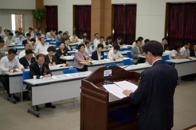 클러스터추진단 정책포럼을 진행하고있는 진행자와 참석자들과 문동신 시장님의 모습