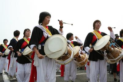 장구를 치며 행진하는 사물놀이패