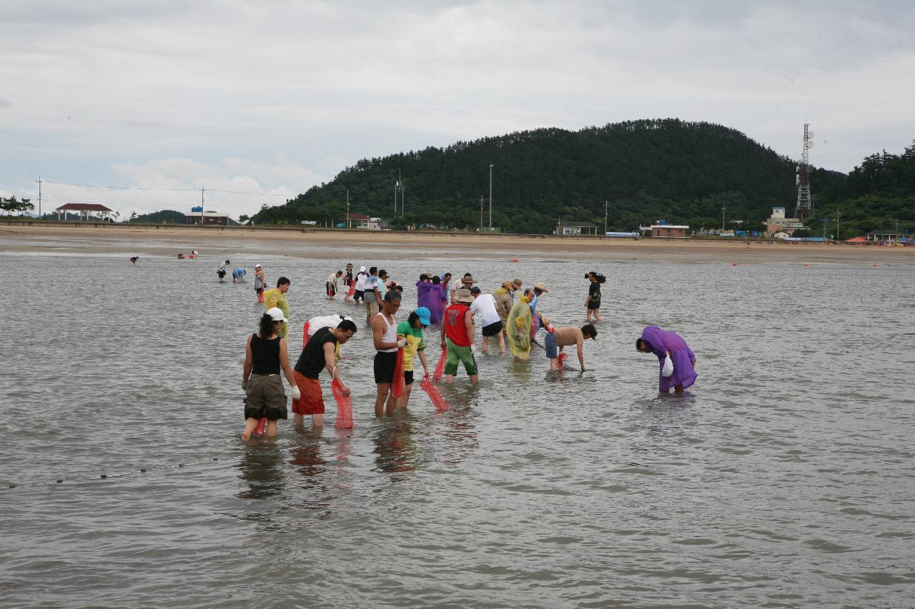 바다에서 노는 사람들 뒤로 보이는 섬들의 모습8