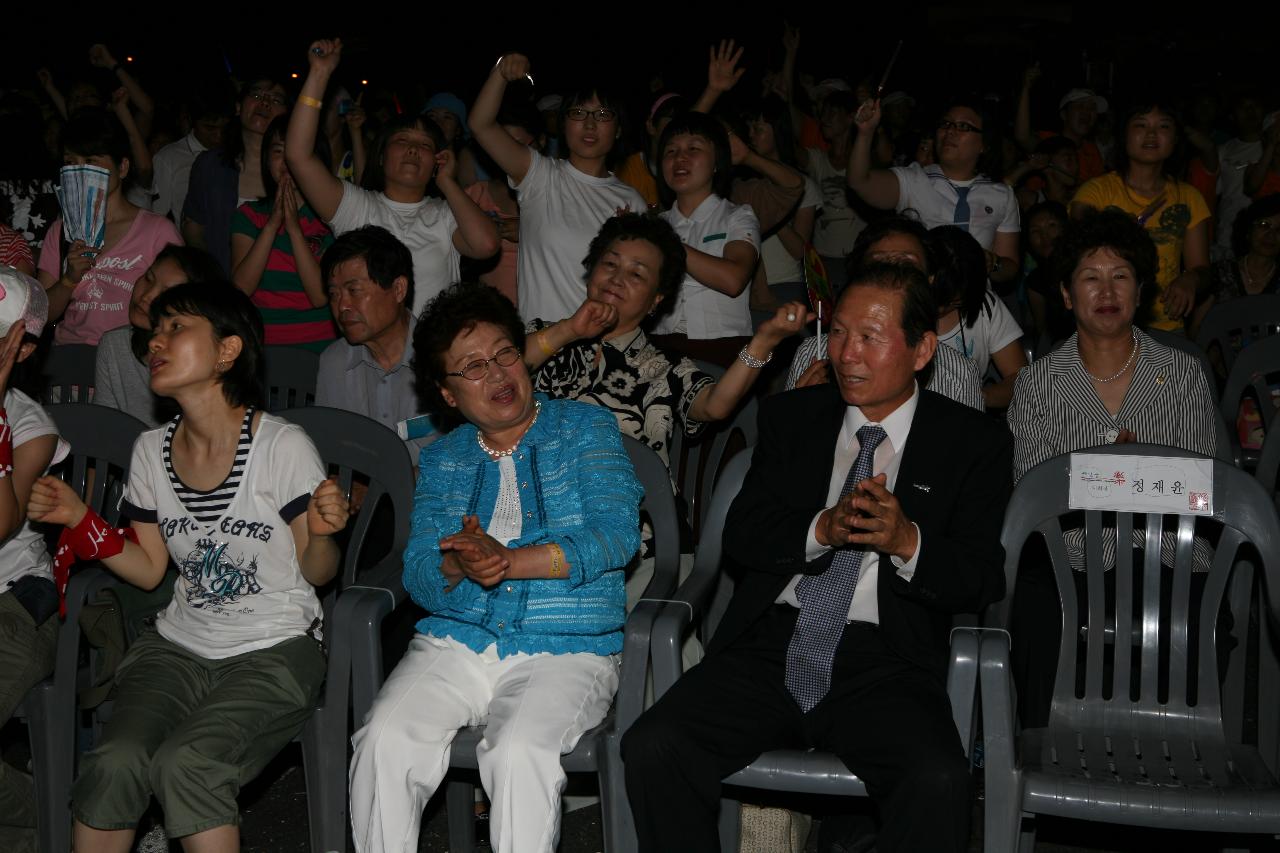 일어나서 응원하시는 시민들과 앉아서 박수치시는 문동신 시장님 부부