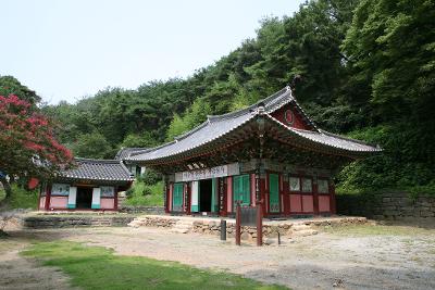 옆에서 본 대웅전 삼존불 개금불사 라고 써져있는 현수막이 걸려있는 상주사 건물 모습3