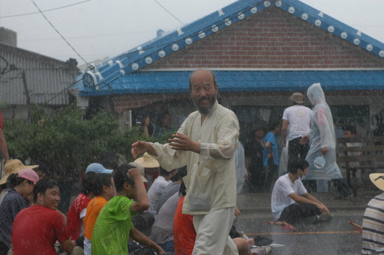 박수를 치며 웃으며 서로를 격려하고 있는 사람들2