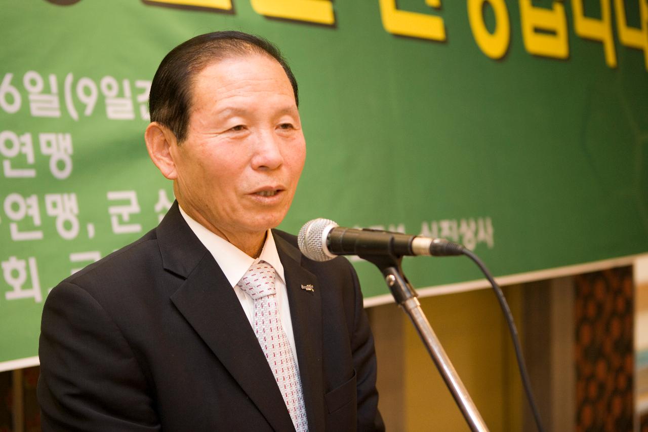 중등연맹축구대회 환영만찬회에 오신 분들께 앞에 나가서 인사말 하시는 문동신 시장님3