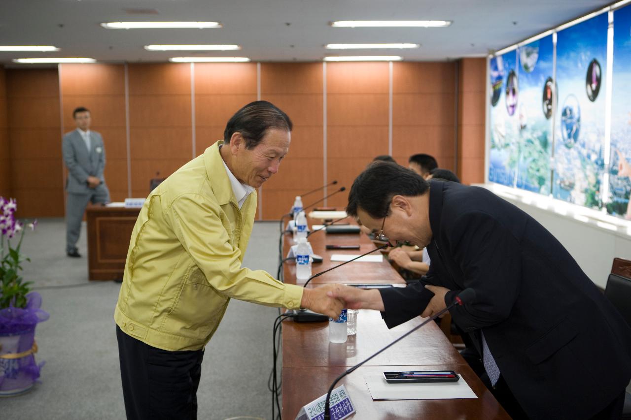 통합방위협의회 관련인사와 악수를 나누고 계신 시장님2