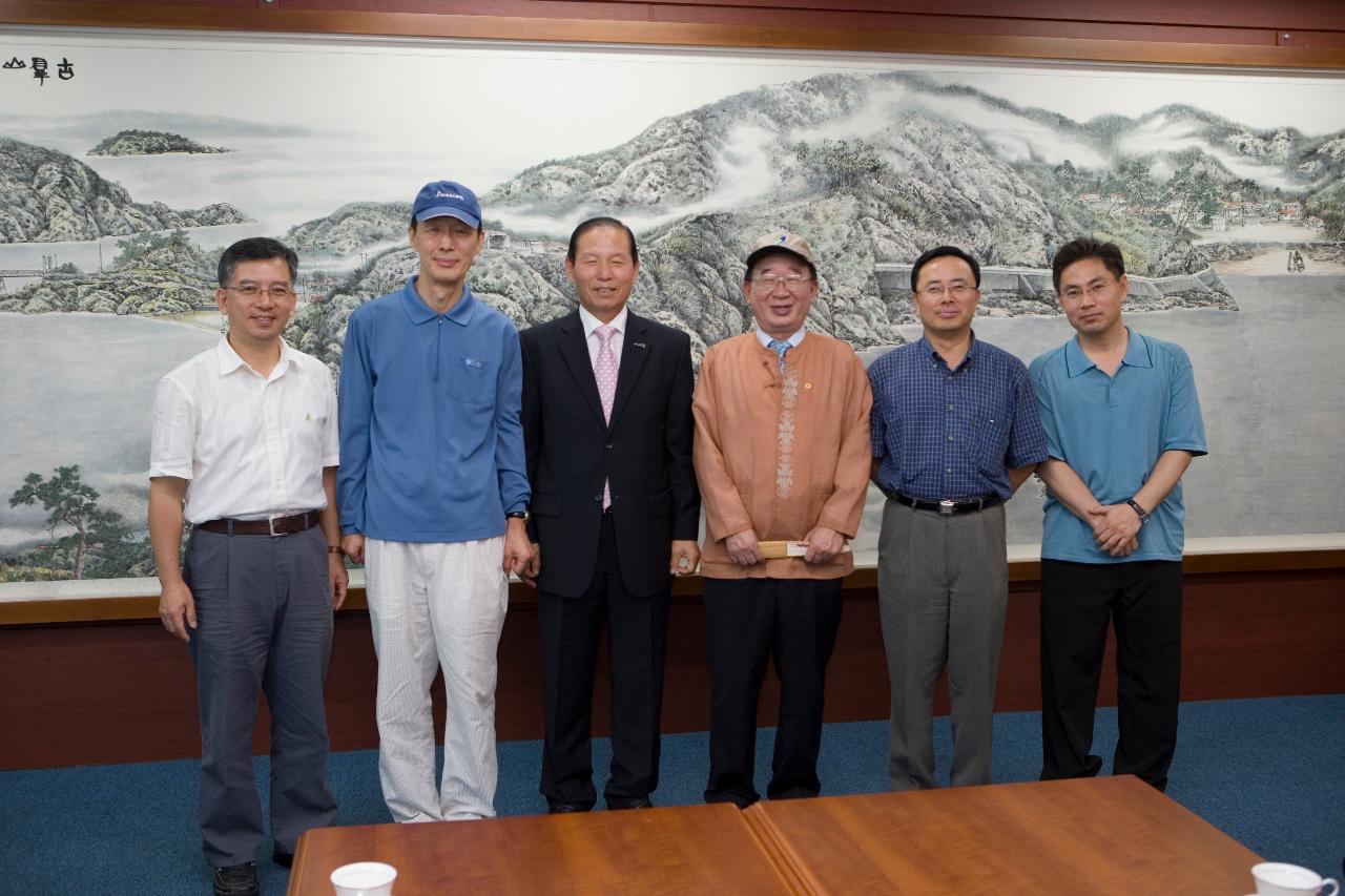 상지대학교 김성훈총장 방문기념 사진을 찍은 모습2