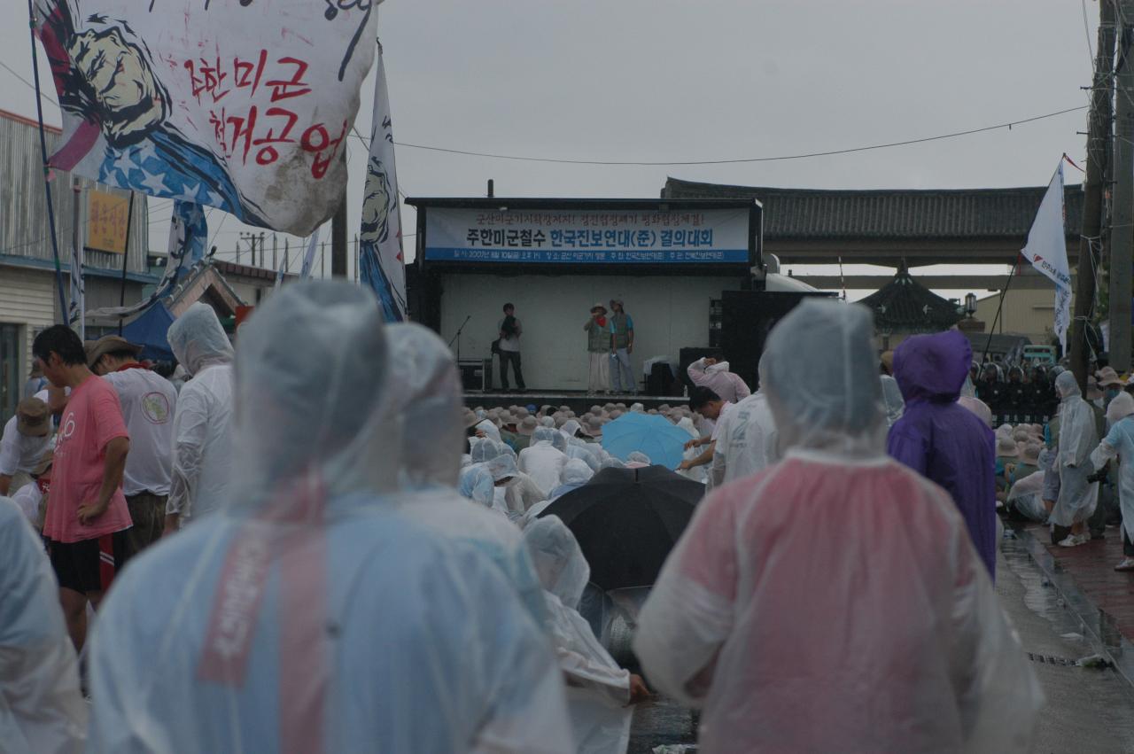 앞에서 말씀하고 계신 사람들과 앉아서 서서 듣고 계신 사람들2