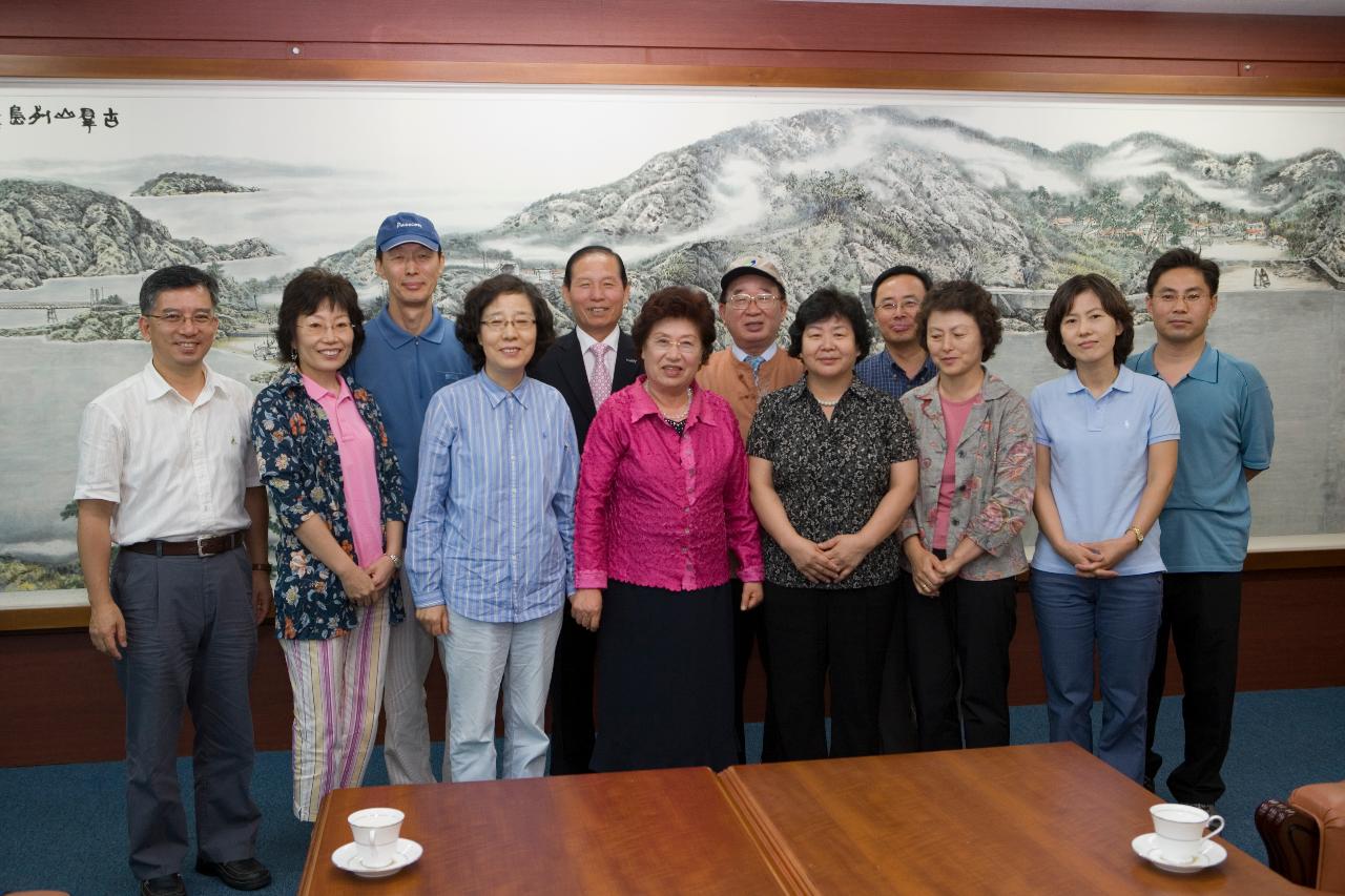 상지대학교 김성훈총장 방문기념 사진을 찍은 모습1