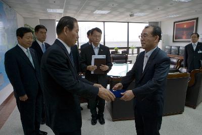 사령장을 교부하고 계신 시장님과 보고 계신 부시장님과 관련인사들1